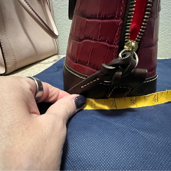 Timeless Dooney and Bourke satchel bag - Picture 7 of 7